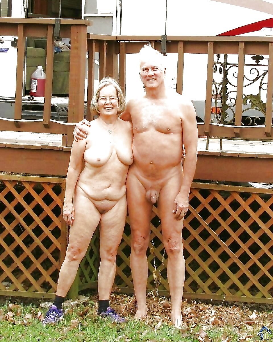 Nackte Paare sind alt und jung