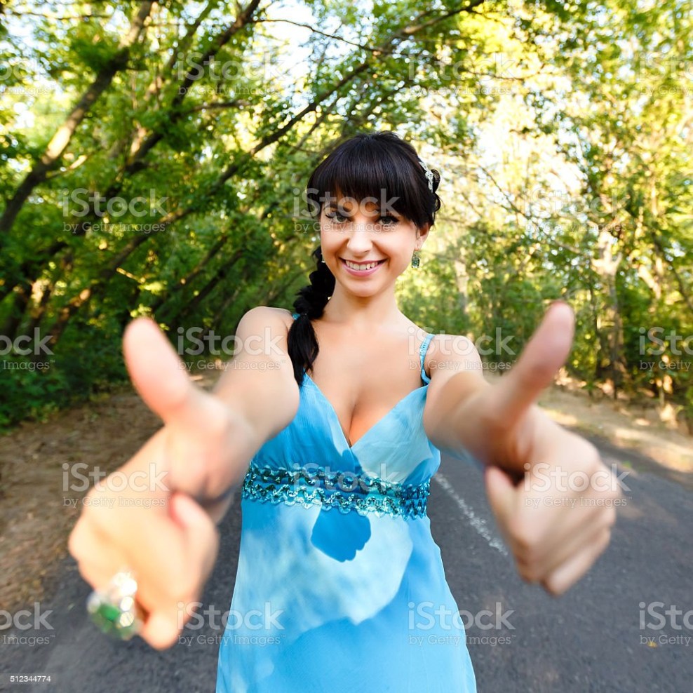 Mutter in einem blauen Kleid mit blauen Wimpern sitzt mit Retro -Telefon in der Hand