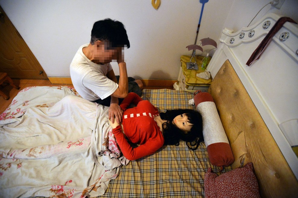Chinesische Frau mit einem toten Ehemann