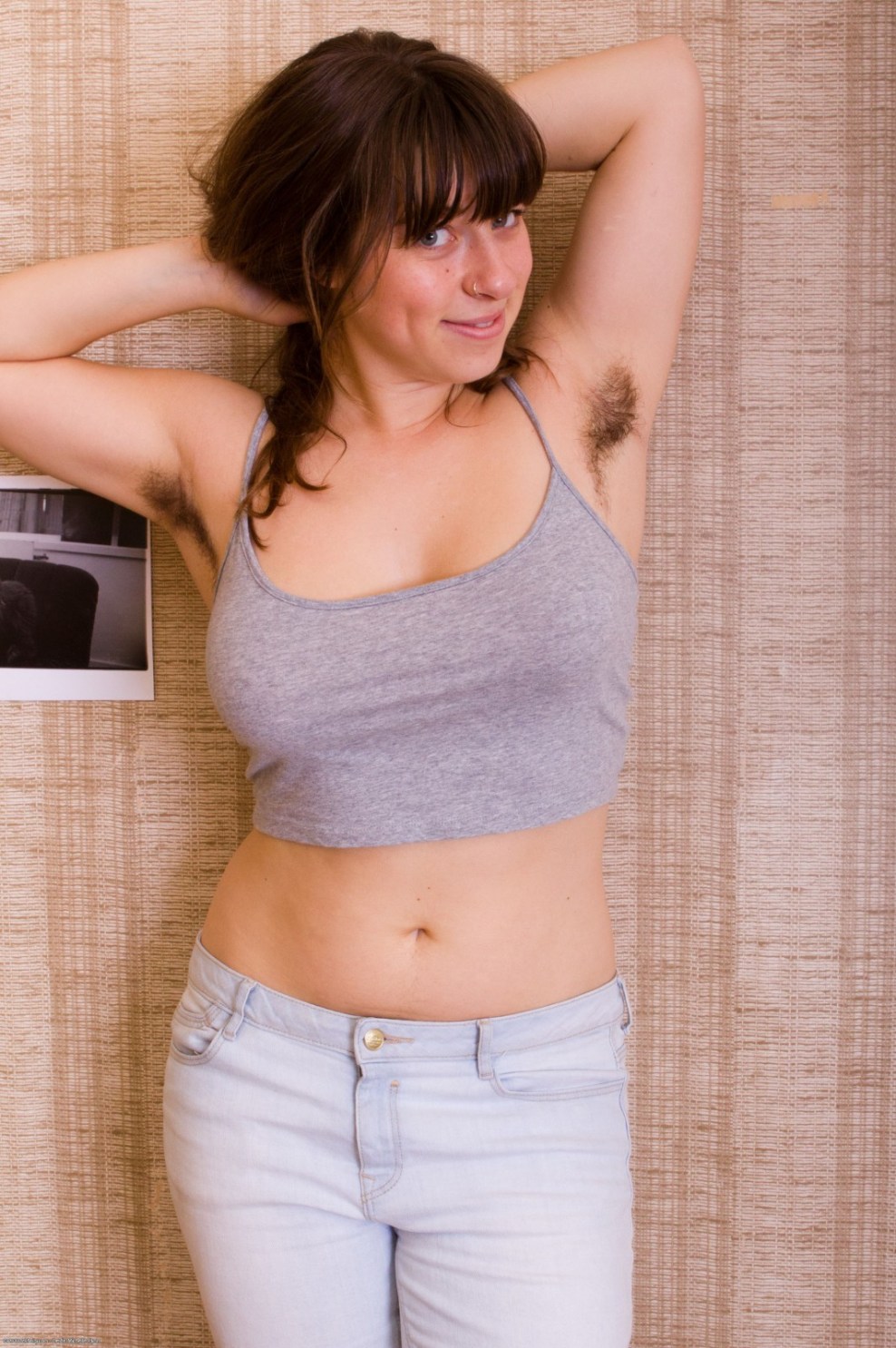 Mädchen mit haariger Vagina
