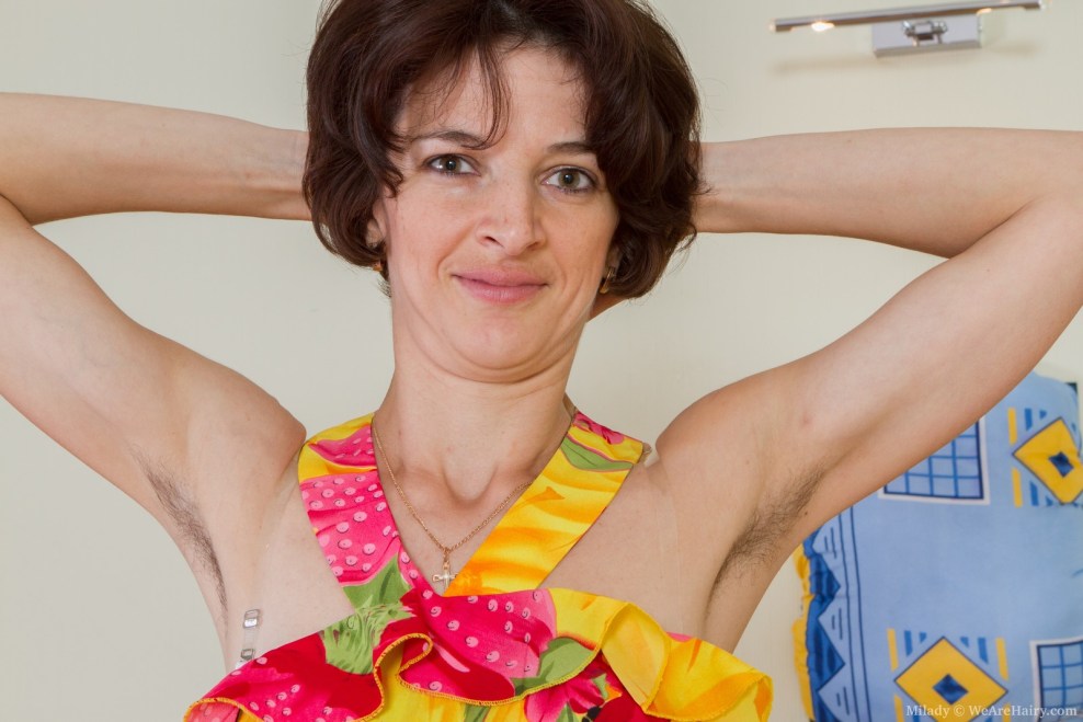Foto einer unrasierten Brünette